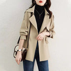 提升氣質清爽幹練英倫風腰帶短款風衣外套 S 卡其色 素面 一般 長袖 簡約 工作 常規 拼接 紐扣 聚酯纖維 春秋 西服翻駁領 20-50代 自然骨架 冬 秋 春 秋冬 高級感