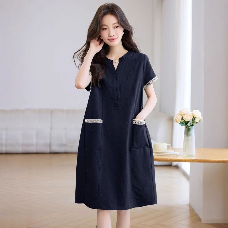 【全4色】日系簡約棉麻花邊拼接V領遮肉短洋裝 3XL 藏青色 素面 10-20代 日常 寬鬆感 顯瘦 A字型 寬鬆 20-50代 20-40代 20-30代 大學生 短袖 高中生 紐扣 Ａ字裙 中長款 中腰 常規 韓版 休閑 高透氣 夏