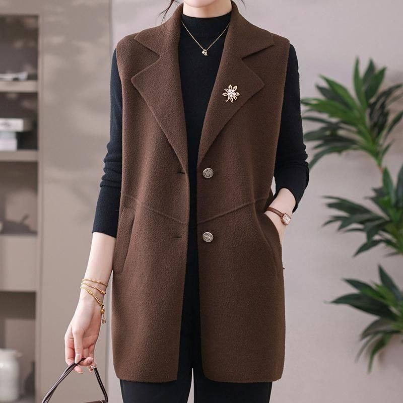 優雅 高質感 大尺碼限定 翻領 紐扣 無袖 針織馬甲 L 咖色 素面 辦公室 日常 通勤 寬鬆感 顯瘦 直筒 30-40代 春秋 中長款 有口袋 休閑 時尚 百搭
