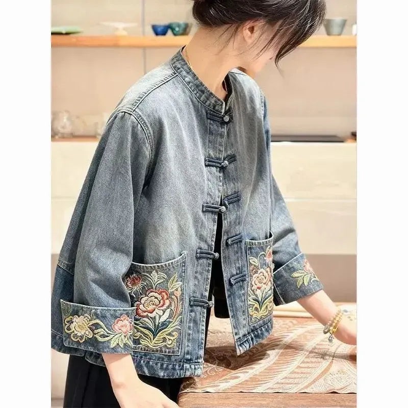 新中式 復古 設計感 盤扣 牛仔 外套 M 藍色 印花 紐扣 20-40代 開衫 單排扣 立領 春秋 短款 刺繡 花朵 常規 可愛 時尚 中國風 九分袖 聚酯纖維 牛仔布 寬鬆感