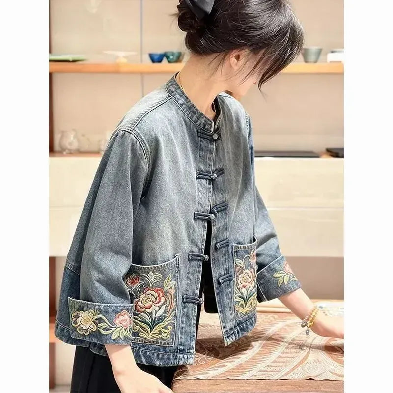 新中式 復古 設計感 盤扣 牛仔 外套 M 藍色 印花 紐扣 20-40代 開衫 單排扣 立領 春秋 短款 刺繡 花朵 常規 可愛 時尚 中國風 九分袖 聚酯纖維 牛仔布 寬鬆感