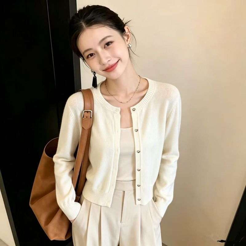 【全9色 】韓系復古愛心扣針織開衫 均碼 杏色 素面 長袖 簡約 休閑 輕熟 常規 紐扣 一般 圓領 套頭 20-30代 保暖 柔軟 聚酯纖維 秋冬 秋
