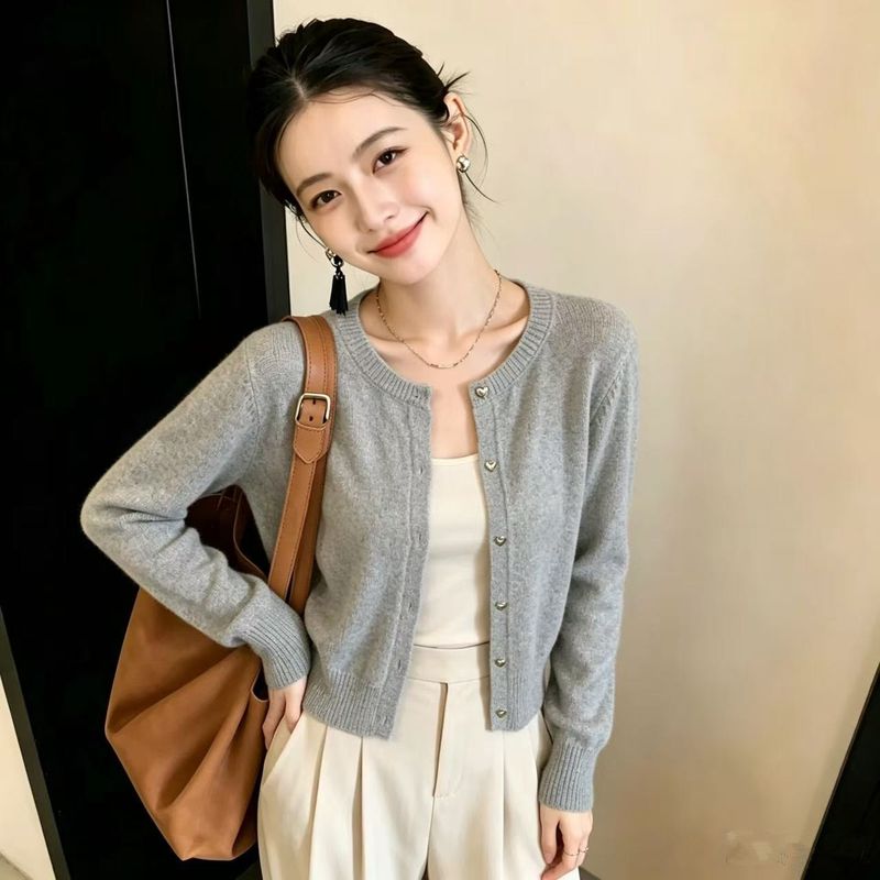 【全9色 】韓系復古愛心扣針織開衫 均碼 灰色 素面 長袖 簡約 休閑 輕熟 常規 紐扣 一般 圓領 套頭 20-30代 保暖 柔軟 聚酯纖維 秋冬 秋