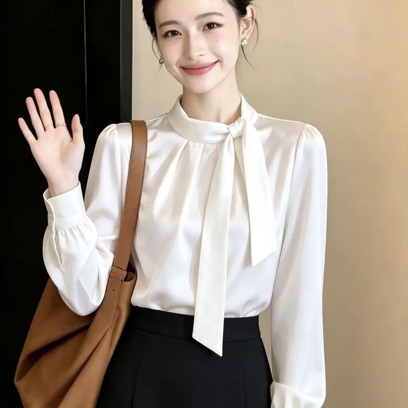 極簡魅力法式飄帶緞面長袖襯衫 M 米白色 素面 簡約 亮面光澤面料 20-40代 套頭 蝴蝶結領型 立領 一般 蝴蝶結 綁帶 常規 優雅 輕熟 工作 時尚 緞面面料 春秋 秋