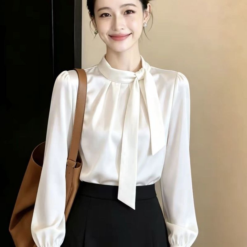 極簡魅力法式飄帶緞面長袖襯衫 M 米白色 素面 簡約 亮面光澤面料 20-40代 套頭 蝴蝶結領型 立領 一般 蝴蝶結 綁帶 常規 優雅 輕熟 工作 時尚 緞面面料 春秋 秋
