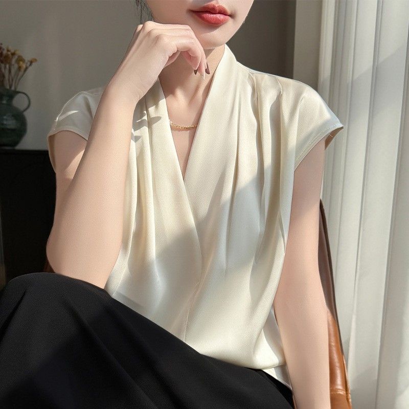職業風輕奢緞面褶皺連肩小飛袖襯衫 M 焦糖色 素面 夏 套頭 V領 一般 聚酯纖維 無 落肩袖 優雅 輕熟 時尚 簡約 短袖